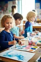 barn målning med akvareller på skola foto