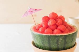 färsk vattenmelon på bordet