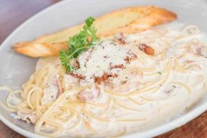 spagetti carbonara på tallrik - italiensk mat