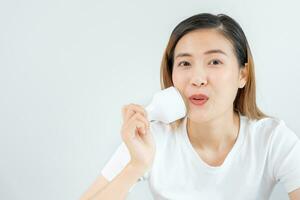 skön asiatisk kvinnor använda sig av verktyg till spänna deras porer. friska ansikten. ansiktsbehandling vård och behandling. hud reklam. ansikte grädde, anti skrynkla, bebis ansikte, blekning, fuktgivande, por åtdragning serum foto