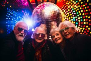 en grupp av äldre vänner Framställ i främre av en jätte disko boll, reflekterande färgrik lampor och skapande ett oförglömlig scen. generativ ai foto