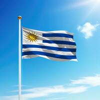 vinka flagga av uruguay på flaggstång med himmel bakgrund. foto