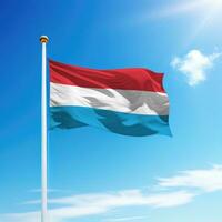 vinka flagga av luxemburg på flaggstång med himmel bakgrund. foto