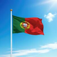 vinka flagga av portugal på flaggstång med himmel bakgrund. foto