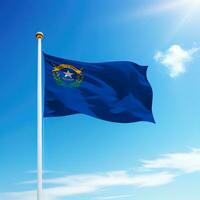 vinka flagga av nevada är en stat av förenad stater på flaggstång foto