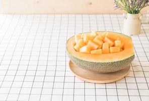 färsk cantaloupemelon till efterrätt på bordet foto