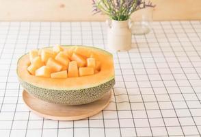 färsk cantaloupemelon till efterrätt på bordet foto