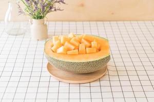 färsk cantaloupemelon till efterrätt på bordet foto