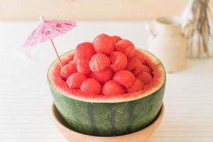 färsk vattenmelon på bordet foto