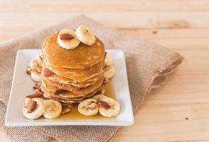 mandelbananpannkaka med honung foto