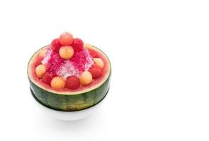 vattenmelon bingsu efterrätt på vit bakgrund foto
