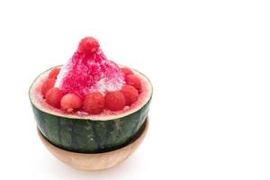 vattenmelon bingsu efterrätt på vit bakgrund foto