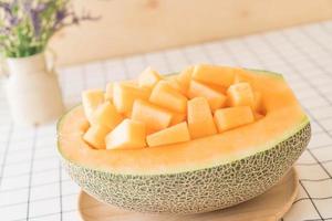 färsk cantaloupemelon till efterrätt på bordet foto