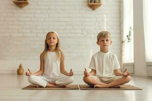 barn håller på med yoga och meditation tillsammans foto