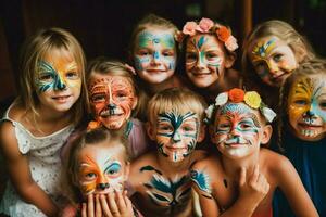 barn har roligt med ansikte målning och tillfällig ta foto