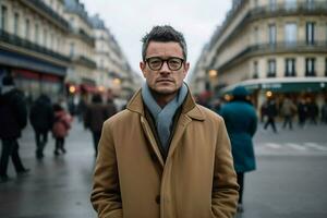 en man bär glasögon står på en gata i paris foto