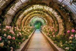 en tunnel med en blomma trädgård i de bakgrund foto