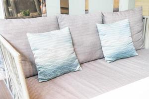 vacker lyxig kudde på soffadekorationen i vardagsrummet foto