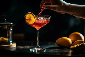 en kvinna är häller en röd cocktail in i en glas wi foto