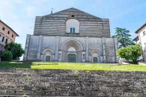 Todi kyrkan San Fortunato precis inne i staden Todi, Italien foto