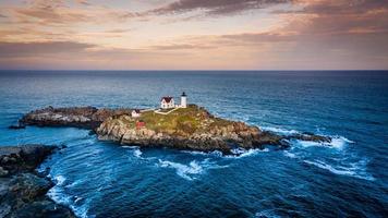 nubble fyr vid solnedgången foto