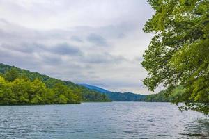 plitvice sjöar nationalpark landskap turkos vatten i kroatien. foto