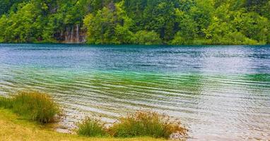 plitvice sjöar nationalpark turkos grönt vatten vattenfall kroatien. foto