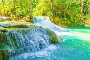 vackraste vattenfall kuang si vattenfall luang prabang laos. foto