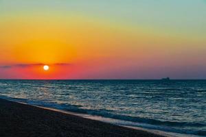 den vackraste färgglada solnedgången vid Ialysos Beach Rhodos Grekland.