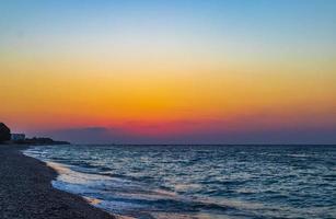 den vackraste färgglada solnedgången vid Ialysos Beach Rhodos Grekland.