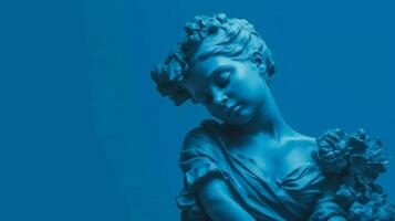 en blå staty av en flicka med en blå bakgrund foto