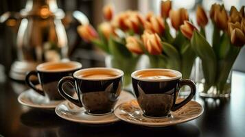 tre koppar av espresso på en tabell med en vas foto