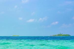 Indiska oceanen vid madivaru och finolhu vid rasdhoo-atollen, Maldiverna foto