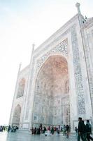 agra, Indien, 2021 - personer som tittar på Taj Mahal foto