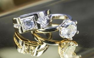 närbild av förlovnings diamantring. kärlek och bröllop koncept. foto