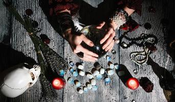 fortunetellers händer med sten runor, förutsägelse av framtiden. foto