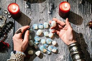 fortunetellers händer med sten runor, mystisk interiör. foto