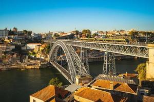 dom luiz bro över floden douro i porto i portugal i skymningen foto