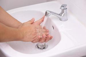 friska händer tvättar foto