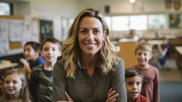 Lycklig kvinna lärare i ett elementärt skola klassrum. generativ ai foto