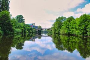 centrum av Rheine sett från en båt vid Eems flod foto