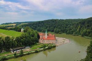 kloster weltenburg kloster vid floden Donaus flodstrand foto