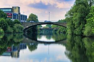 centrum av Rheine sett från en båt vid Eems flod foto