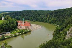 kloster weltenburg kloster vid floden Donaus flodstrand foto