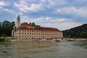 kloster weltenburg kloster vid floden Donaus flodstrand foto