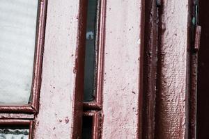 träbruna färgdörrar med fönster sorterade i en stapel för återvinning foto