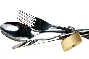 en gaffel, kniv och sked är anordnad i en hållare foto