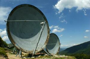 gammal och stor nedlagd radio antenner foto