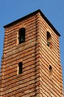 detaljer av de kyrka och klocka torn av pietrasanta Lucca foto