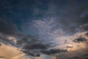 blå violett röd solnedgång himmel bakgrund med kväll lockigt rullande moln Maj använda sig av för himmel ersättning foto